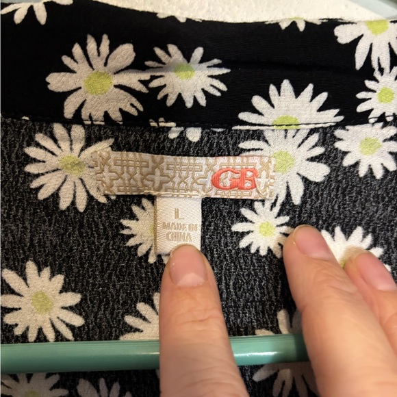 3/$20 Gianni Bini Black and White Floral Crop Top Blouse - Picture 3 of 5